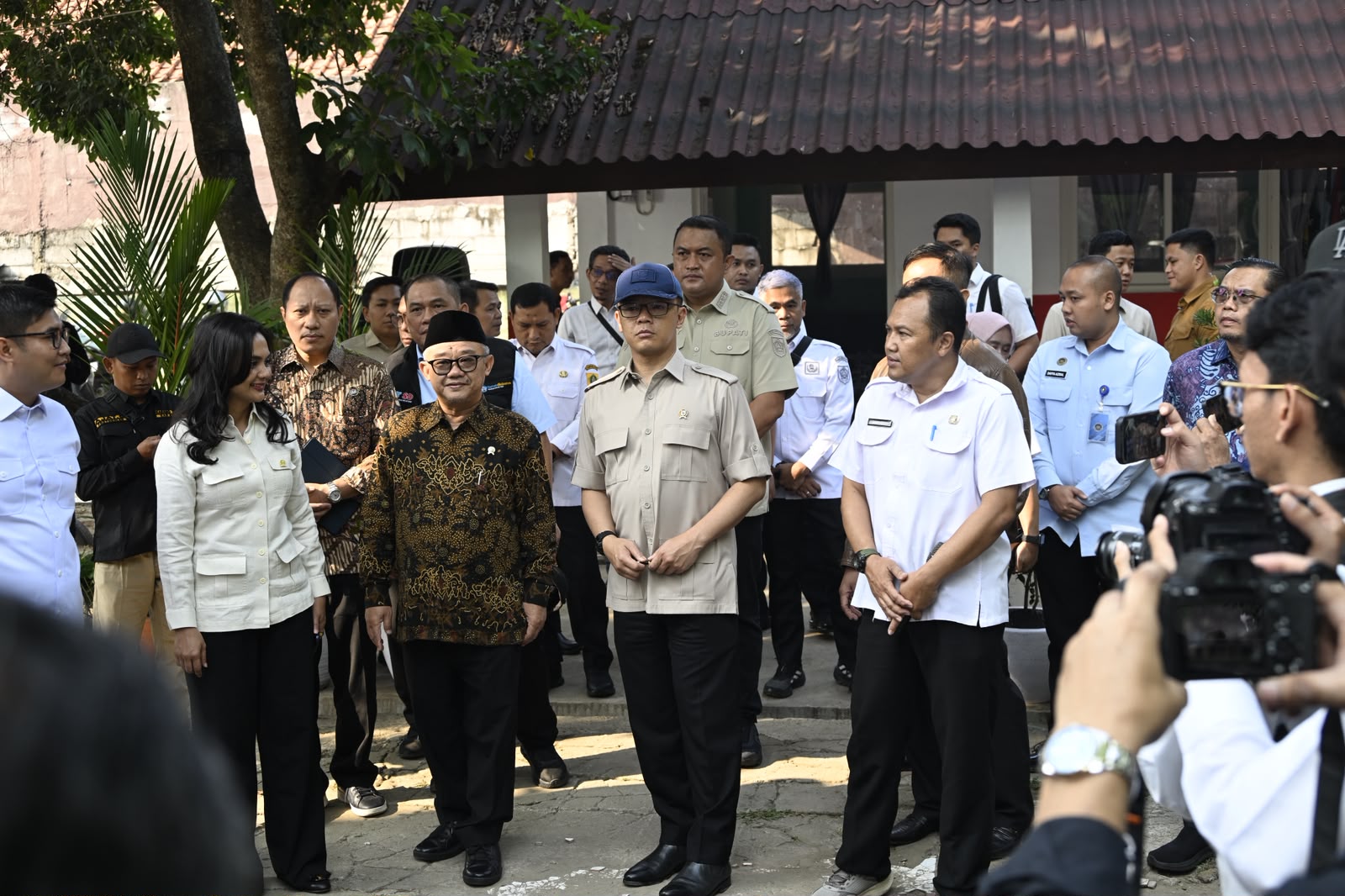 At Cirimekar 02 Public Elementary School, the Minister of Primary and Secondary Education accompanied the Coordinating Minister for Human Development and Culture to see the school, which is now more comfortable.