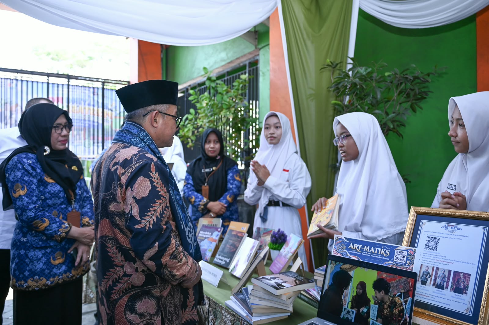 Bulan Bahasa di SMAN 1 Taman, Literasi Berpadu dengan Inovasi Batik Berbasis STEM dan AI